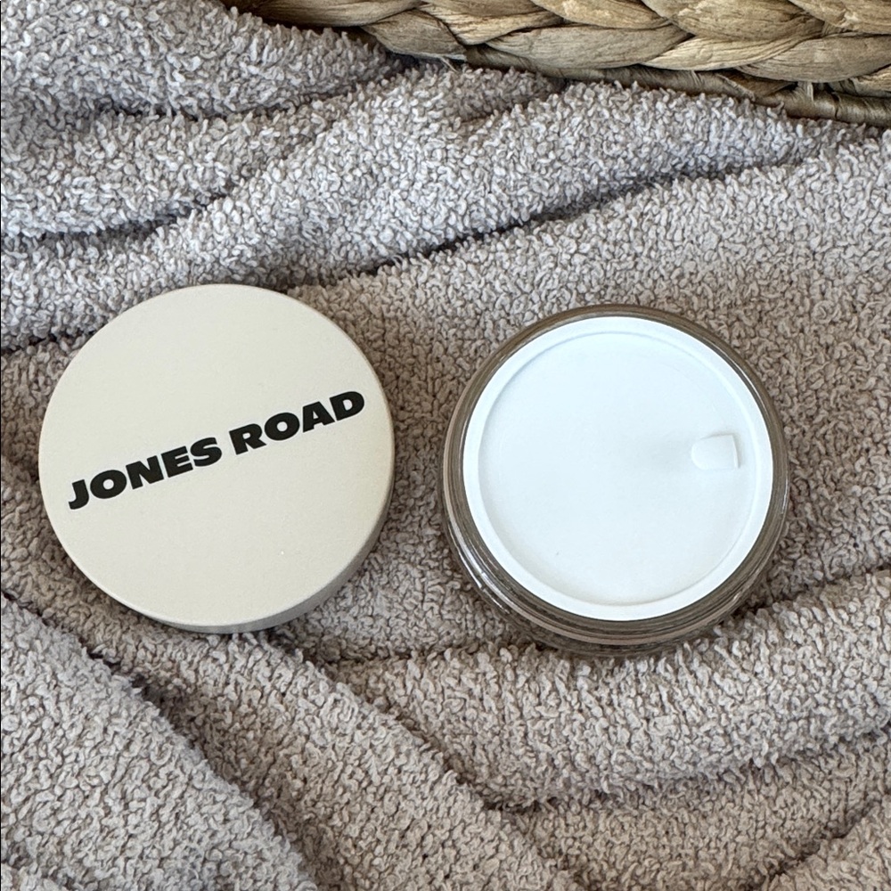 Jones Road WHAT THE FOUNDATION - Picture 4 of 4